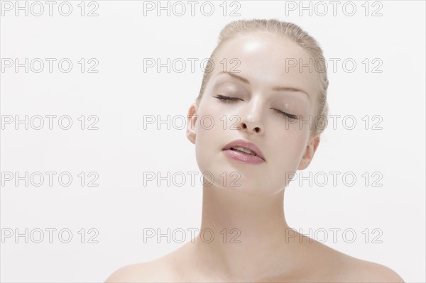 Beauty portrait of woman with eyes closed. Photo : Jan Scherders