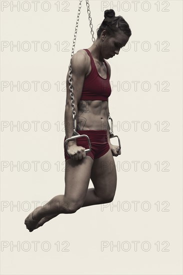 Young woman during abs training. Photo : King Lawrence