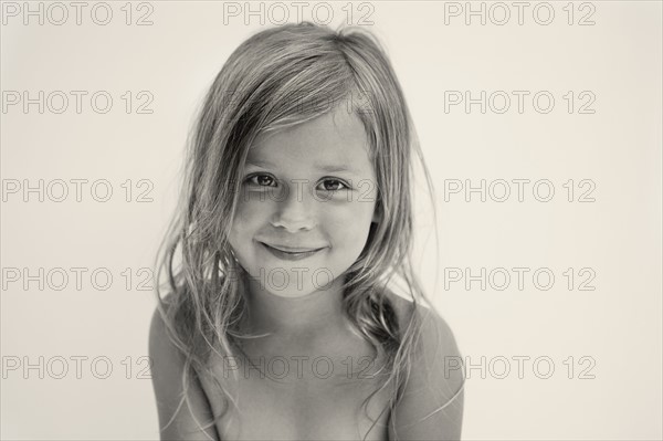 Portrait of smiling girl (6-7), studio shot. Photo : King Lawrence