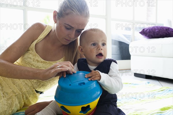 Young mother with daughter playing. Photo : Mark de Leeuw