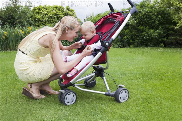 Mother and daughter together outdoor. Photo : Mark de Leeuw