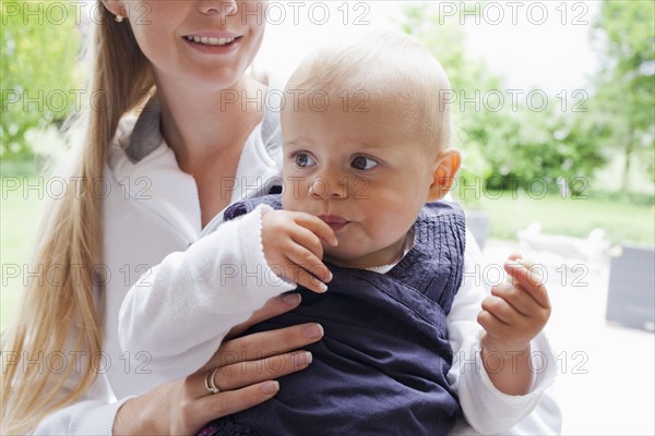 Mother holding girl . Photo : Mark de Leeuw