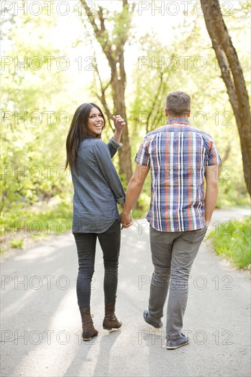 Young couple walking togetherness. Photo : Jessica Peterson