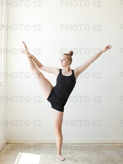 Teenage (16-17) gymnast exercising. Photo : Jessica Peterson