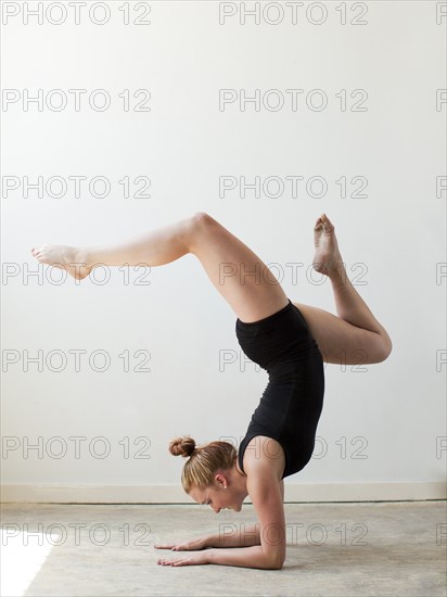 Teenage (16-17) gymnast exercising. Photo : Jessica Peterson