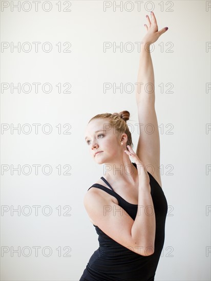 Teenage (16-17) gymnast exercising. Photo : Jessica Peterson