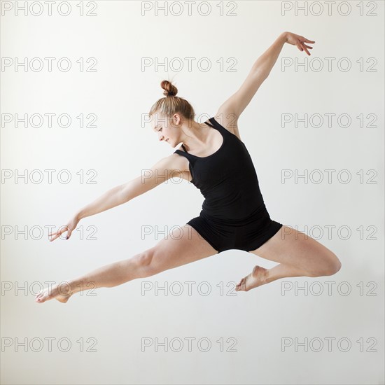 Teenage (16-17) gymnast exercising. Photo: Jessica Peterson