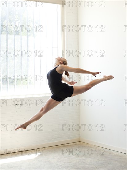 Teenage (16-17) gymnast exercising. Photo : Jessica Peterson