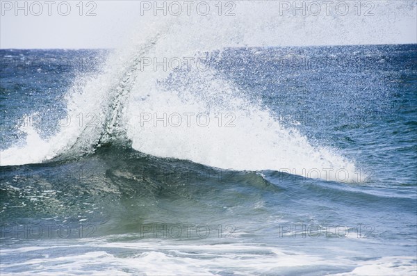 Wave splashing on sea. Photo : Jamie Grill