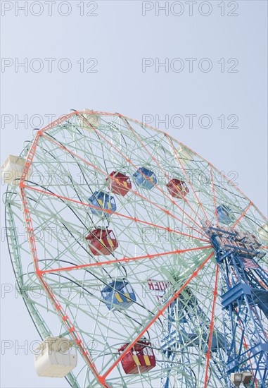 Ferris wheel in amusement park. Photo : Jamie Grill