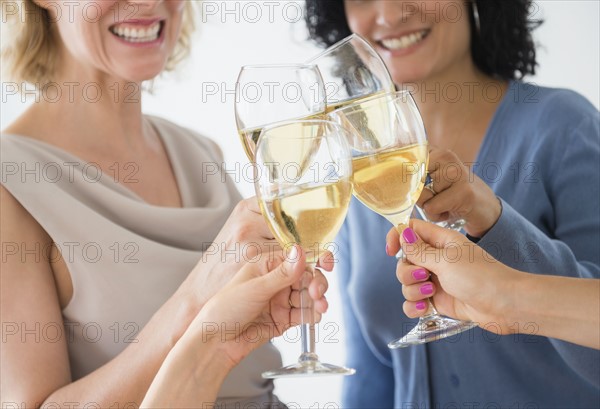 Women drinking white wine. Photo : Jamie Grill