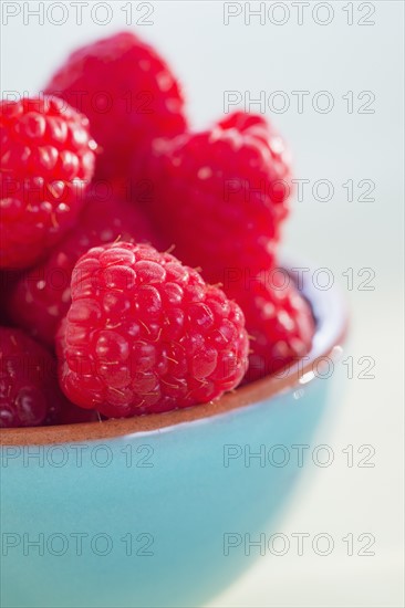 Bowl filled with fresh raspberries. Photo : Daniel Grill