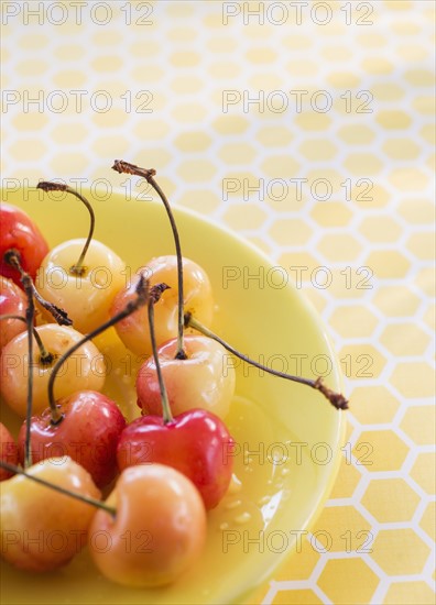 Cherries on plate. Photo : Daniel Grill