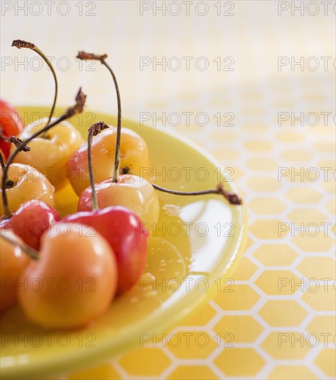 Cherries on plate. Photo : Daniel Grill