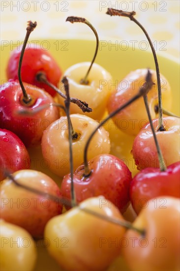 Cherries on plate. Photo : Daniel Grill