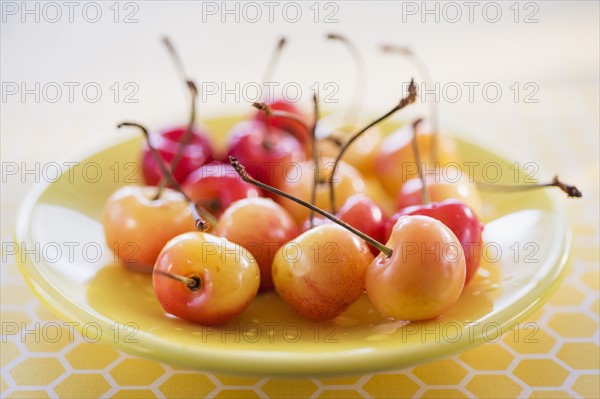 Cherries on plate. Photo : Daniel Grill