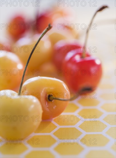 Cherries on plate. Photo : Daniel Grill