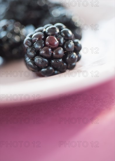 Blackberries on plate. Photo : Daniel Grill