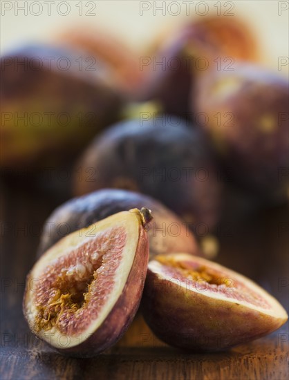 Figs on wood tray. Photo : Daniel Grill