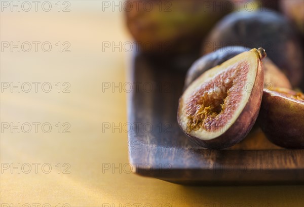 Figs on wood tray. Photo : Daniel Grill