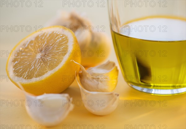 Lemon, garlic and jar of honey. Photo : Daniel Grill