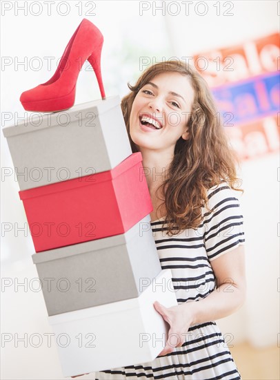 Woman carrying shoes boxes. Photo : Daniel Grill