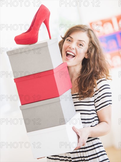 Woman carrying shoes boxes. Photo : Daniel Grill