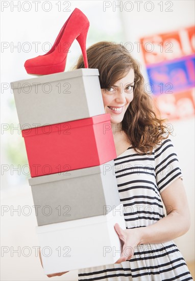 Woman carrying shoes boxes. Photo : Daniel Grill