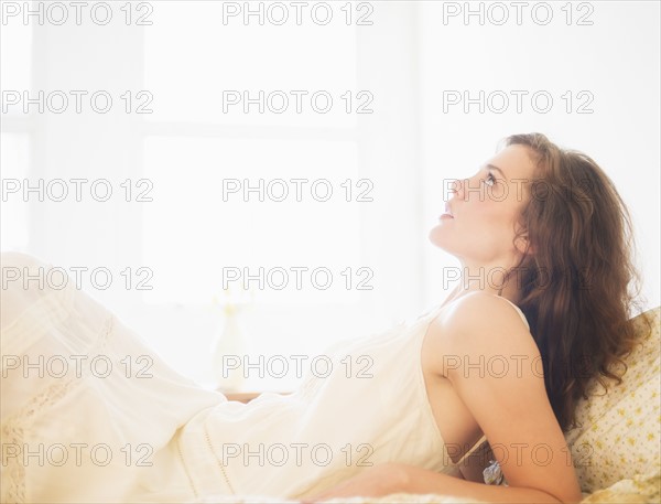 Portrait of young woman in white chemise. Photo : Daniel Grill