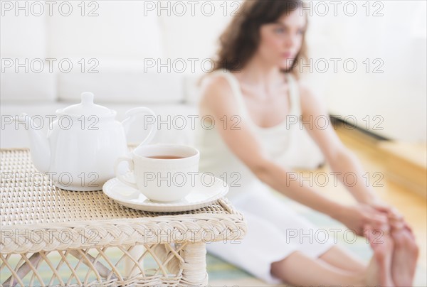 Young woman exercising at home. Photo : Daniel Grill