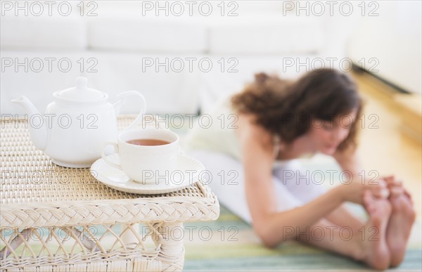 Young woman exercising at home. Photo : Daniel Grill