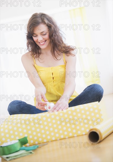 Young woman packing presents. Photo: Daniel Grill