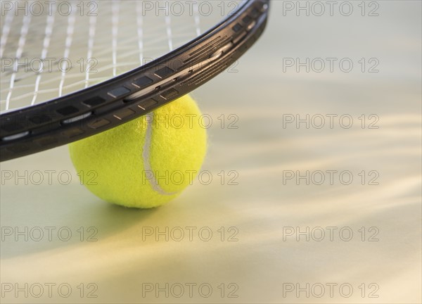 Studio Shot of tennis racket with ball. Photo : Daniel Grill