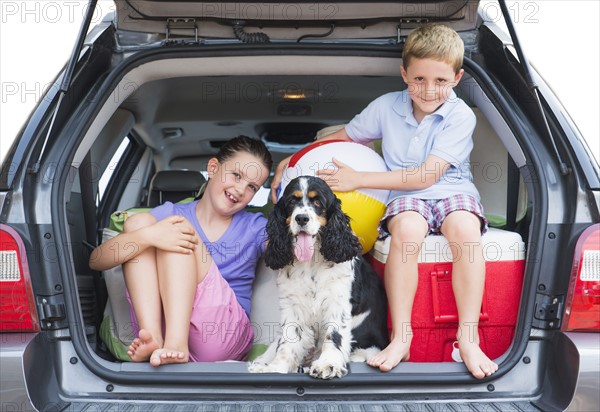 Girl (8-9) together with her brother (6-7) and their do setting out for vacations. Photo: Daniel Grill