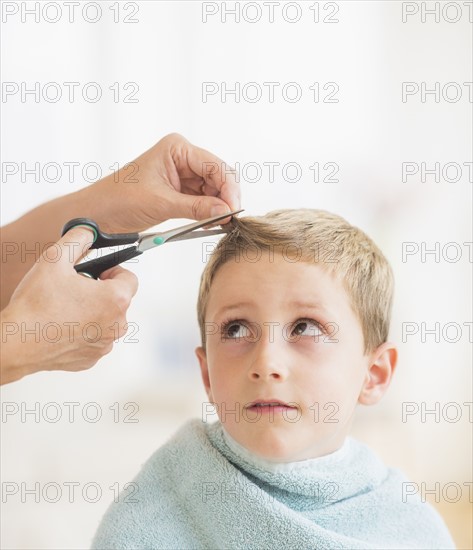Boy (6-7) undergoing haircut. Photo : Daniel Grill