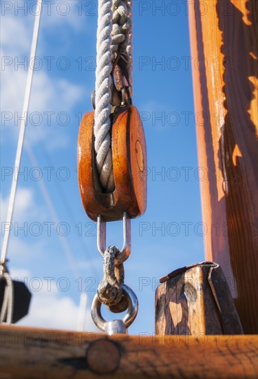 Close-up view of ropes on yacht deck. Photo : Daniel Grill