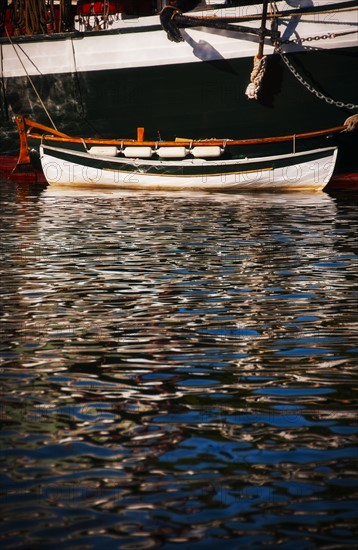 Small boat and water ripples. Photo : Daniel Grill