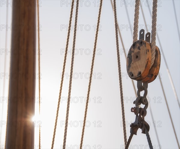 Close-up view of ropes on yacht deck. Photo : Daniel Grill