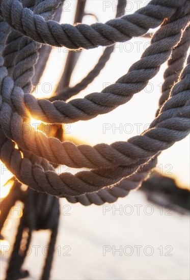 Close-up view of ropes on yacht deck. Photo : Daniel Grill