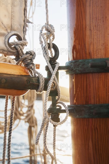 Close-up view of yacht ropes, boom and main mast. Photo : Daniel Grill