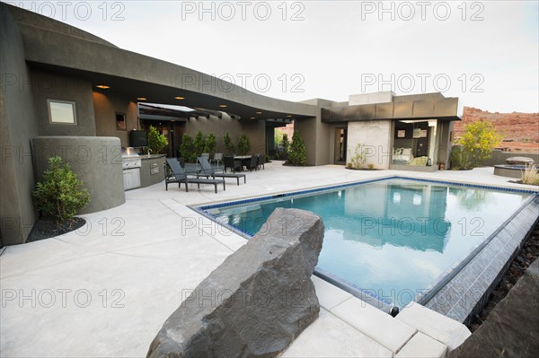 Modern luxury home facing swimming pool. Photo: Erik Isakson