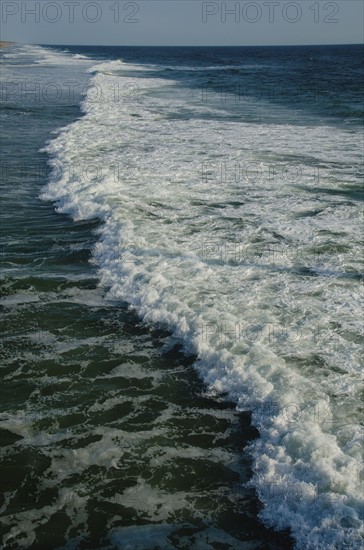 Outer Banks, water's edge. Photo : Tetra Images
