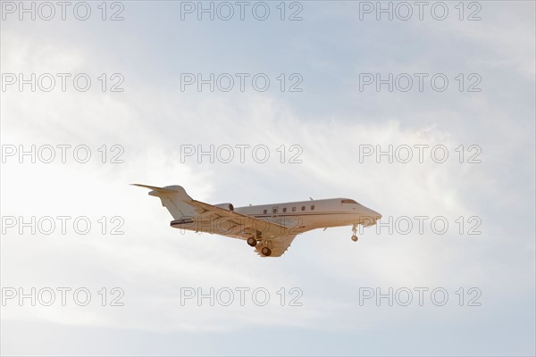 Private leer jet flying through air. Photo: Mike Kemp
