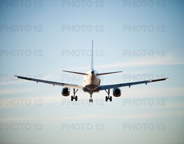 Tale end of jet airliner flying. Photo : Mike Kemp