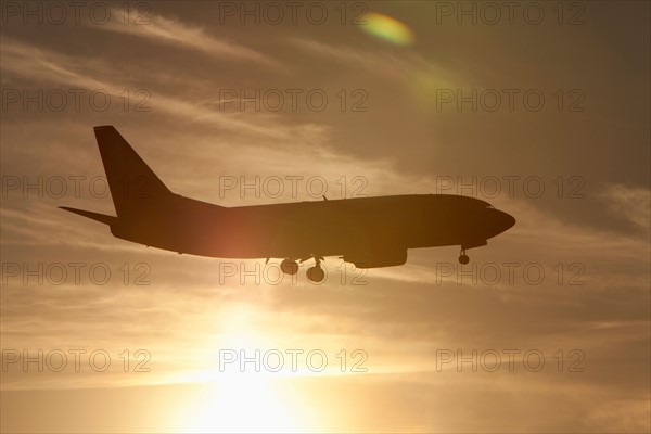 Silhouette of commercial jet flying. Photo : Mike Kemp