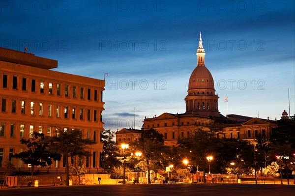 State Capitol Building at sunrise. Photo : Henryk Sadura