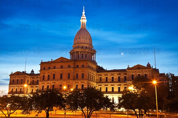 State Capitol Building at sunrise. Photo : Henryk Sadura