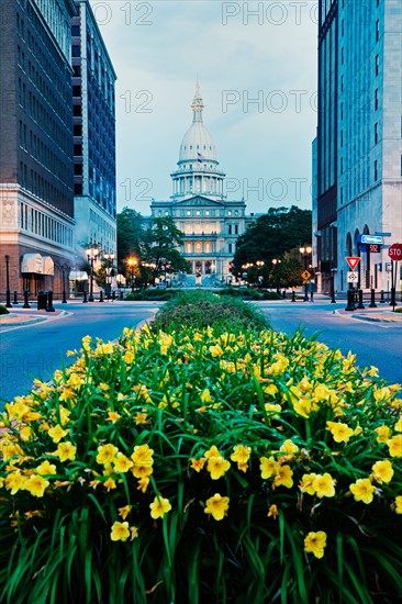 State Capitol Building at sunrise. Photo : Henryk Sadura