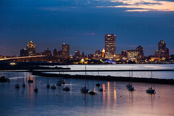 Milwaukee at sunset. Photo : Henryk Sadura