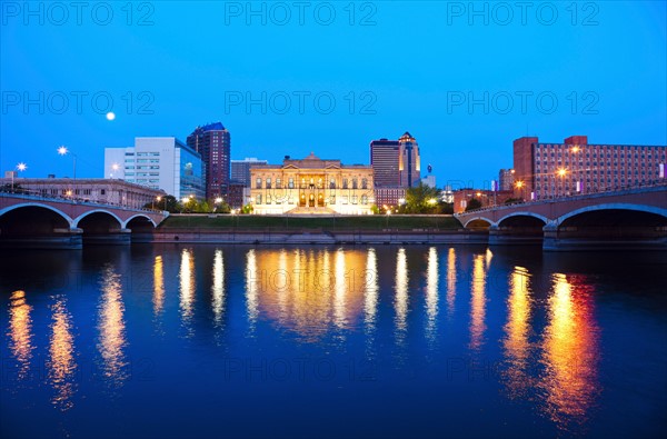 Morning in Des Moines, Skyline of city.. Photo : Henryk Sadura